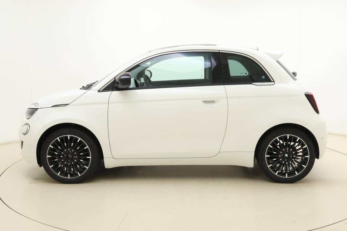 Fiat 500 Fiat 500 La Prima 42 kWh | Glazen dak | Cruise control | Camera | Elektrisch verstelbare spiegels