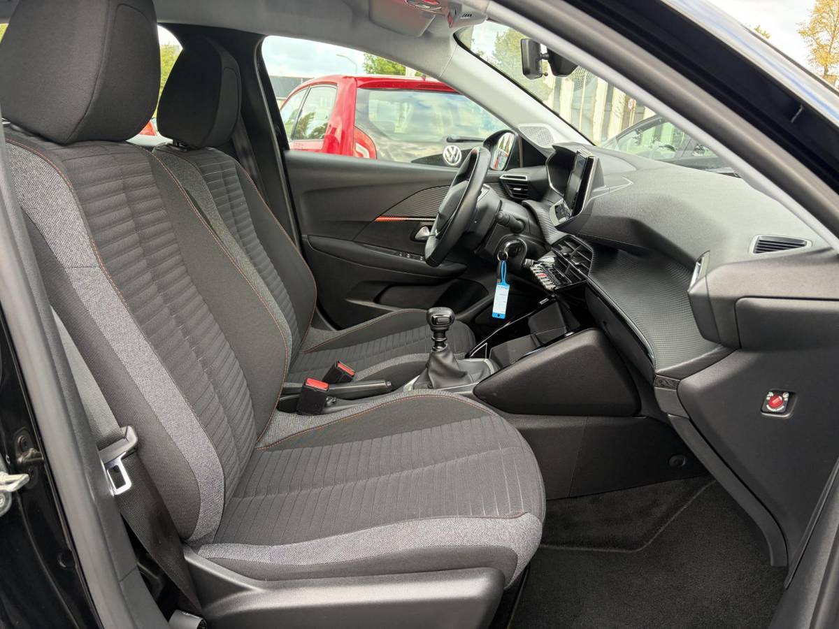 Peugeot 208 Peugeot 208 1.2 PureTech Blue Lease Active ✓102pk✓2e Eigenaar✓Trekhaak✓Navi✓Carplay✓6 Bak✓Dealer Onderhouden✓Lm velgen✓Rijstrooksensor✓Pdc✓N.A.P✓Clima✓Cruise✓Weinig km✓Apk tot 09-2027