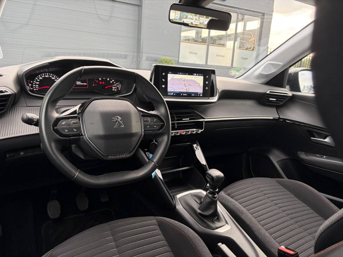 Peugeot 208 Peugeot 208 1.2 PureTech Blue Lease Active ✓102pk✓2e Eigenaar✓Trekhaak✓Navi✓Carplay✓6 Bak✓Dealer Onderhouden✓Lm velgen✓Rijstrooksensor✓Pdc✓N.A.P✓Clima✓Cruise✓Weinig km✓Apk tot 09-2027
