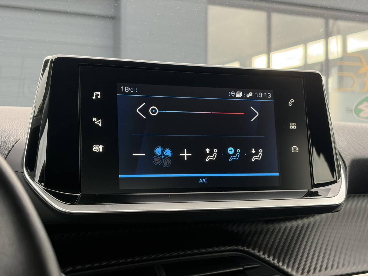 Peugeot 208 Peugeot 208 1.2 PureTech Blue Lease Active ✓102pk✓2e Eigenaar✓Trekhaak✓Navi✓Carplay✓6 Bak✓Dealer Onderhouden✓Lm velgen✓Rijstrooksensor✓Pdc✓N.A.P✓Clima✓Cruise✓Weinig km✓Apk tot 09-2027