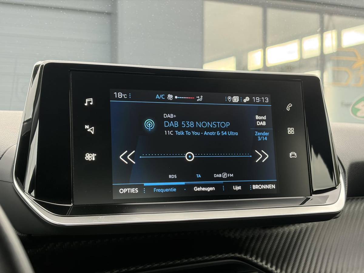 Peugeot 208 Peugeot 208 1.2 PureTech Blue Lease Active ✓102pk✓2e Eigenaar✓Trekhaak✓Navi✓Carplay✓6 Bak✓Dealer Onderhouden✓Lm velgen✓Rijstrooksensor✓Pdc✓N.A.P✓Clima✓Cruise✓Weinig km✓Apk tot 09-2027