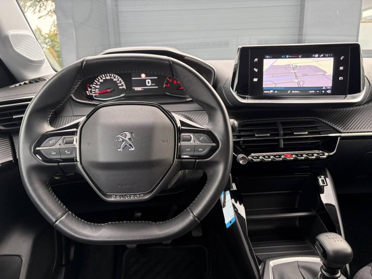Peugeot 208 Peugeot 208 1.2 PureTech Blue Lease Active ✓102pk✓2e Eigenaar✓Trekhaak✓Navi✓Carplay✓6 Bak✓Dealer Onderhouden✓Lm velgen✓Rijstrooksensor✓Pdc✓N.A.P✓Clima✓Cruise✓Weinig km✓Apk tot 09-2027