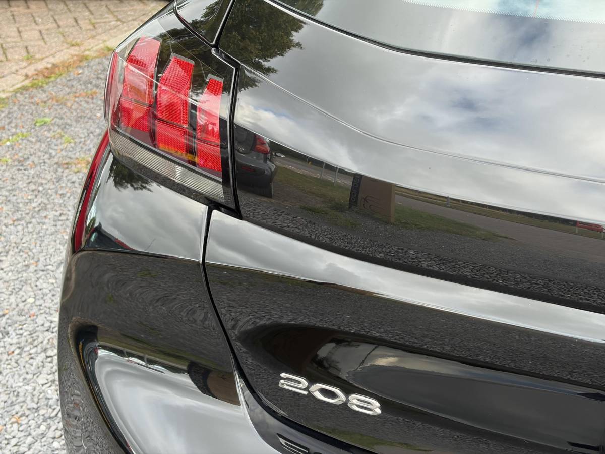 Peugeot 208 Peugeot 208 1.2 PureTech Blue Lease Active ✓102pk✓2e Eigenaar✓Trekhaak✓Navi✓Carplay✓6 Bak✓Dealer Onderhouden✓Lm velgen✓Rijstrooksensor✓Pdc✓N.A.P✓Clima✓Cruise✓Weinig km✓Apk tot 09-2027