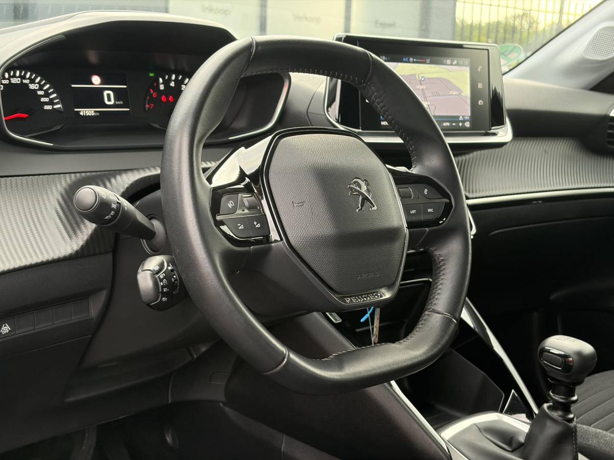Peugeot 208 Peugeot 208 1.2 PureTech Blue Lease Active ✓102pk✓2e Eigenaar✓Trekhaak✓Navi✓Carplay✓6 Bak✓Dealer Onderhouden✓Lm velgen✓Rijstrooksensor✓Pdc✓N.A.P✓Clima✓Cruise✓Weinig km✓Apk tot 09-2027