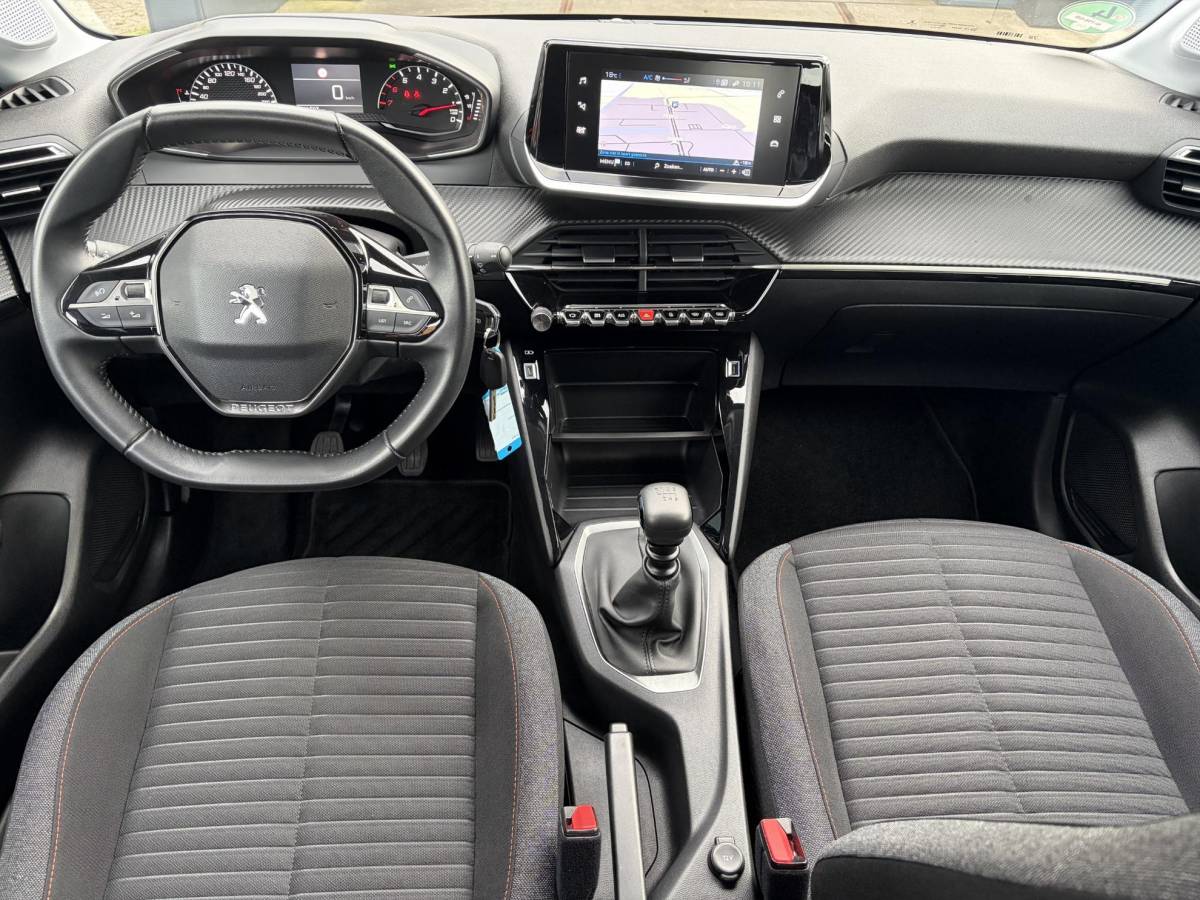 Peugeot 208 Peugeot 208 1.2 PureTech Blue Lease Active ✓102pk✓2e Eigenaar✓Trekhaak✓Navi✓Carplay✓6 Bak✓Dealer Onderhouden✓Lm velgen✓Rijstrooksensor✓Pdc✓N.A.P✓Clima✓Cruise✓Weinig km✓Apk tot 09-2027