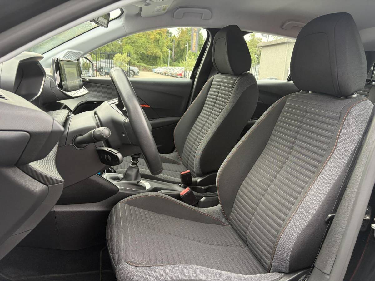 Peugeot 208 Peugeot 208 1.2 PureTech Blue Lease Active ✓102pk✓2e Eigenaar✓Trekhaak✓Navi✓Carplay✓6 Bak✓Dealer Onderhouden✓Lm velgen✓Rijstrooksensor✓Pdc✓N.A.P✓Clima✓Cruise✓Weinig km✓Apk tot 09-2027