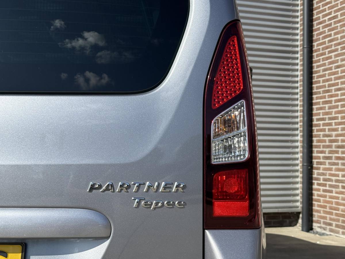 Peugeot Partner Peugeot Partner Tepee 1.2 PureTech Active 1e Eigenaar|Navi|Camera|Pano|PDC|Clima|Cruise|Stoelverwarming|D-riem vv in 2022|APK tot 04-2027