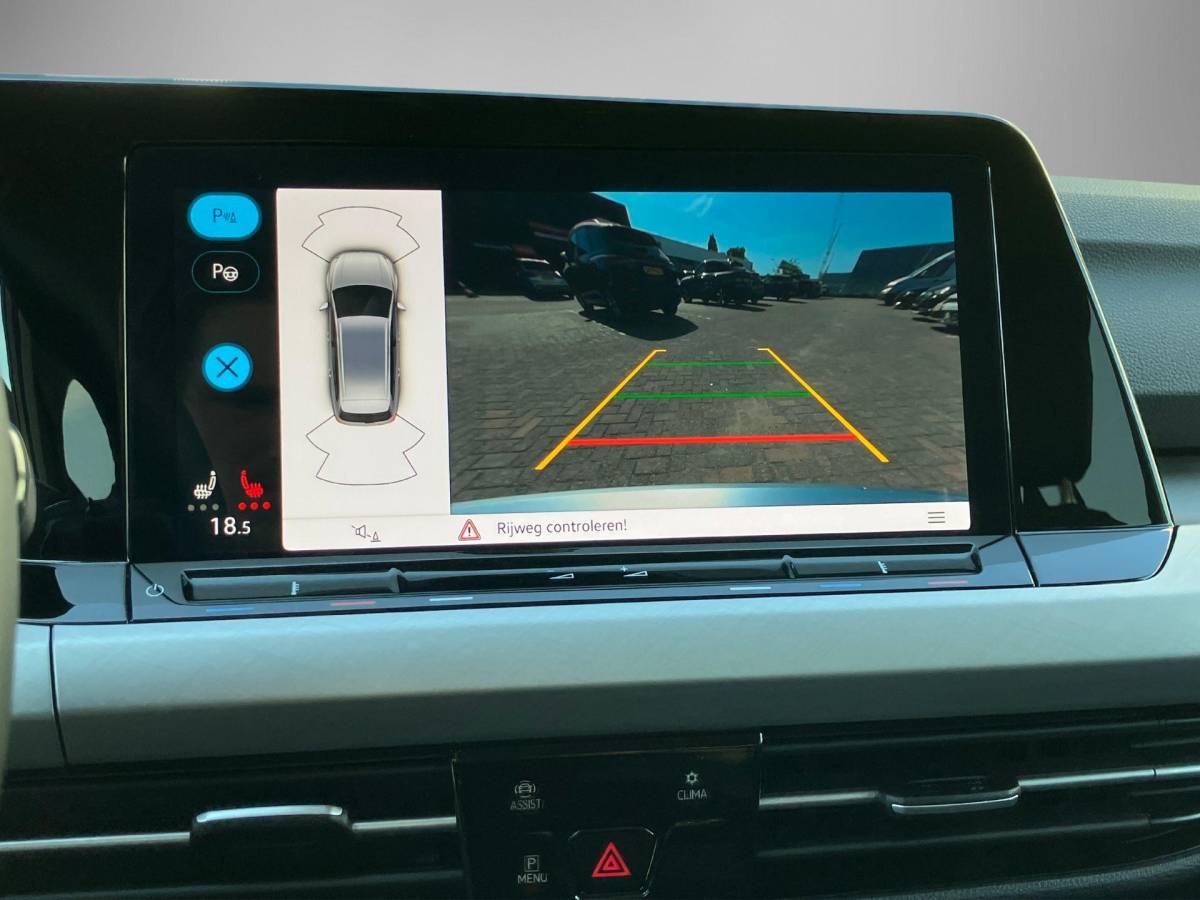 Volkswagen Golf Volkswagen Golf Variant 1.0eTSI/110PK Life DSG · Navigatie · Camera + Parkeersensoren · Apple/Android Car Play · Stoelverwarming · Elektrische stoelverstelling ·