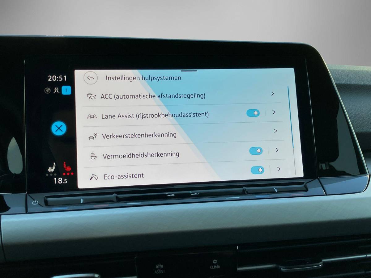 Volkswagen Golf Volkswagen Golf Variant 1.0eTSI/110PK Life DSG · Navigatie · Camera + Parkeersensoren · Apple/Android Car Play · Stoelverwarming · Elektrische stoelverstelling ·