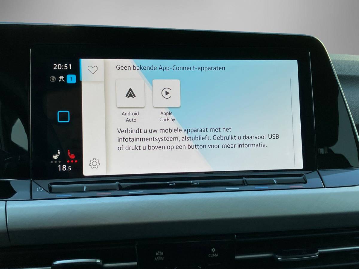 Volkswagen Golf Volkswagen Golf Variant 1.0eTSI/110PK Life DSG · Navigatie · Camera + Parkeersensoren · Apple/Android Car Play · Stoelverwarming · Elektrische stoelverstelling ·