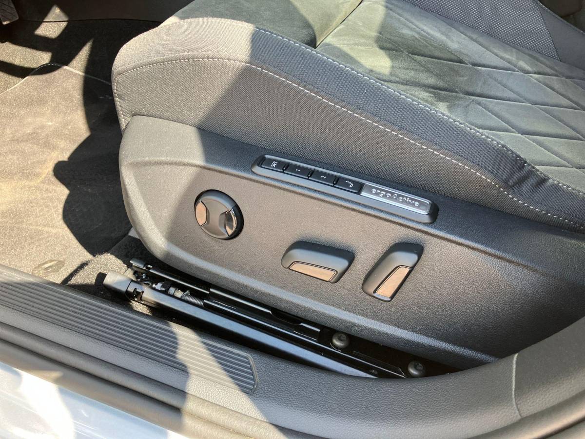 Volkswagen Golf Volkswagen Golf Variant 1.0eTSI/110PK Life DSG · Navigatie · Camera + Parkeersensoren · Apple/Android Car Play · Stoelverwarming · Elektrische stoelverstelling ·