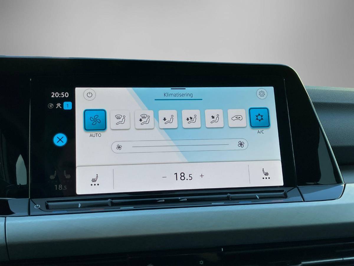 Volkswagen Golf Volkswagen Golf Variant 1.0eTSI/110PK Life DSG · Navigatie · Camera + Parkeersensoren · Apple/Android Car Play · Stoelverwarming · Elektrische stoelverstelling ·