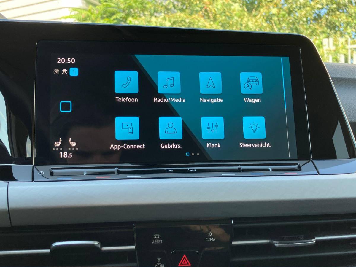 Volkswagen Golf Volkswagen Golf Variant 1.0eTSI/110PK Life DSG · Navigatie · Camera + Parkeersensoren · Apple/Android Car Play · Stoelverwarming · Elektrische stoelverstelling ·