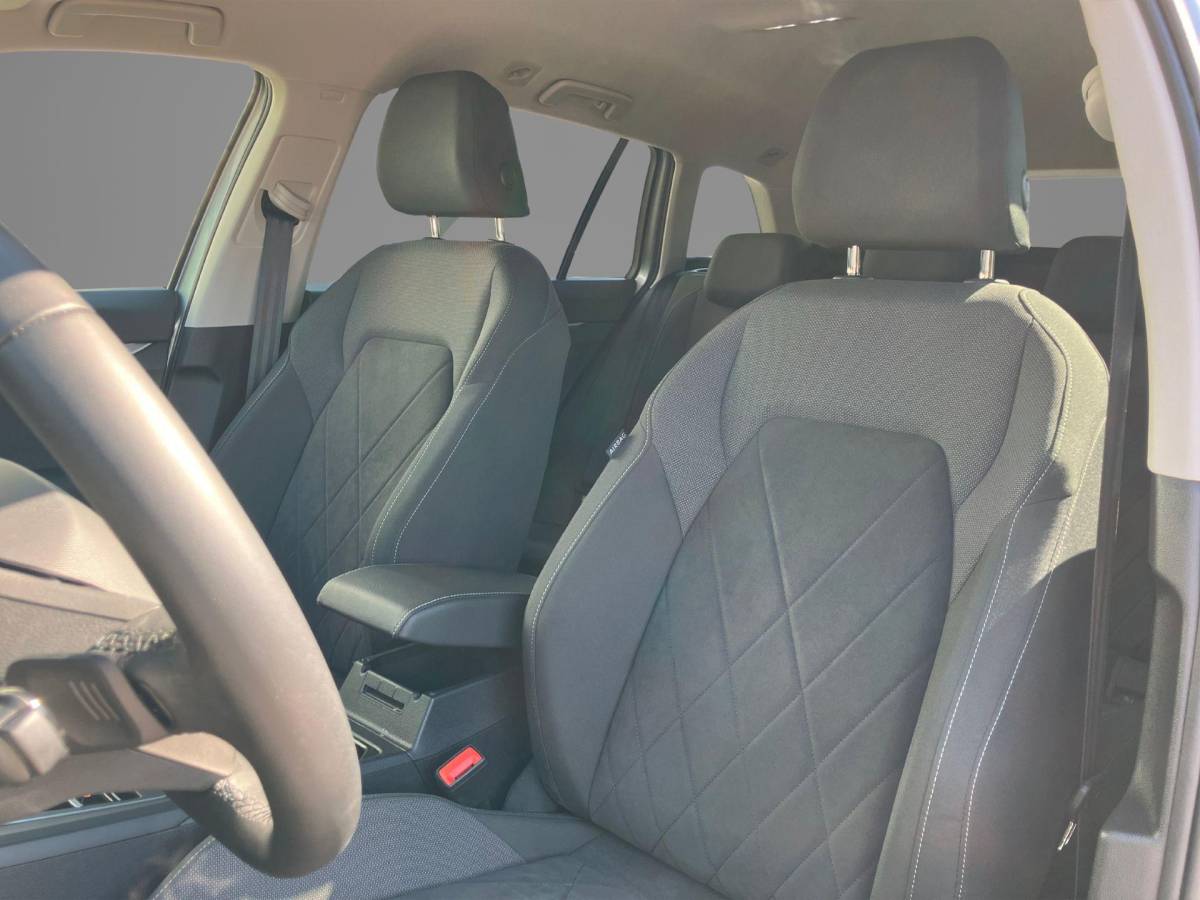 Volkswagen Golf Volkswagen Golf Variant 1.0eTSI/110PK Life DSG · Navigatie · Camera + Parkeersensoren · Apple/Android Car Play · Stoelverwarming · Elektrische stoelverstelling ·