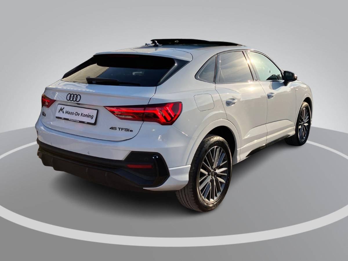Audi Q3 Audi Q3 Sportback 45 TFSIe 180KW/245PK S Edition Panoramadak · Camera + parkeersensoren · Apple/Android Car Play ·