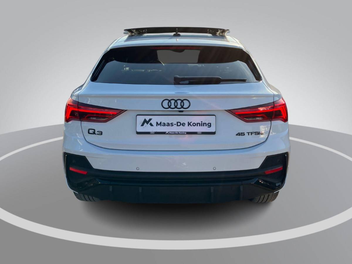 Audi Q3 Audi Q3 Sportback 45 TFSIe 180KW/245PK S Edition Panoramadak · Camera + parkeersensoren · Apple/Android Car Play ·