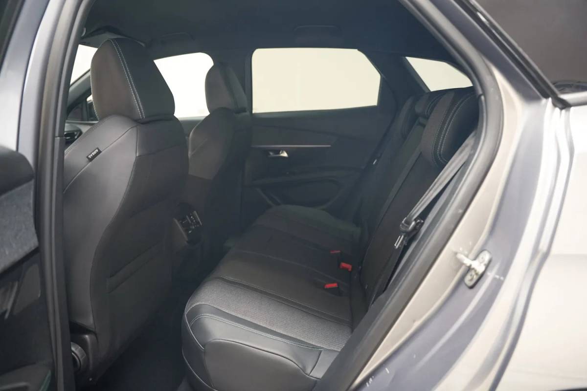 Peugeot 3008 Peugeot 3008 1.6 HYbrid 225pk Allure Aut.[ Clima / ECC Navi Apple / Android Camera ]
