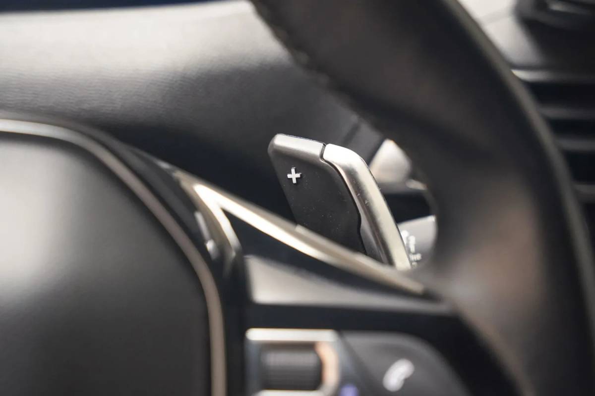 Peugeot 3008 Peugeot 3008 1.6 HYbrid 225pk Allure Aut.[ Clima / ECC Navi Apple / Android Camera ]