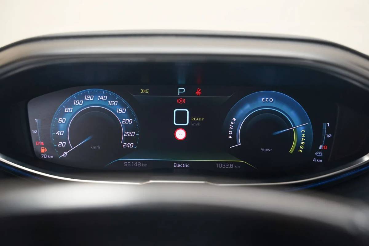 Peugeot 3008 Peugeot 3008 1.6 HYbrid 225pk Allure Aut.[ Clima / ECC Navi Apple / Android Camera ]