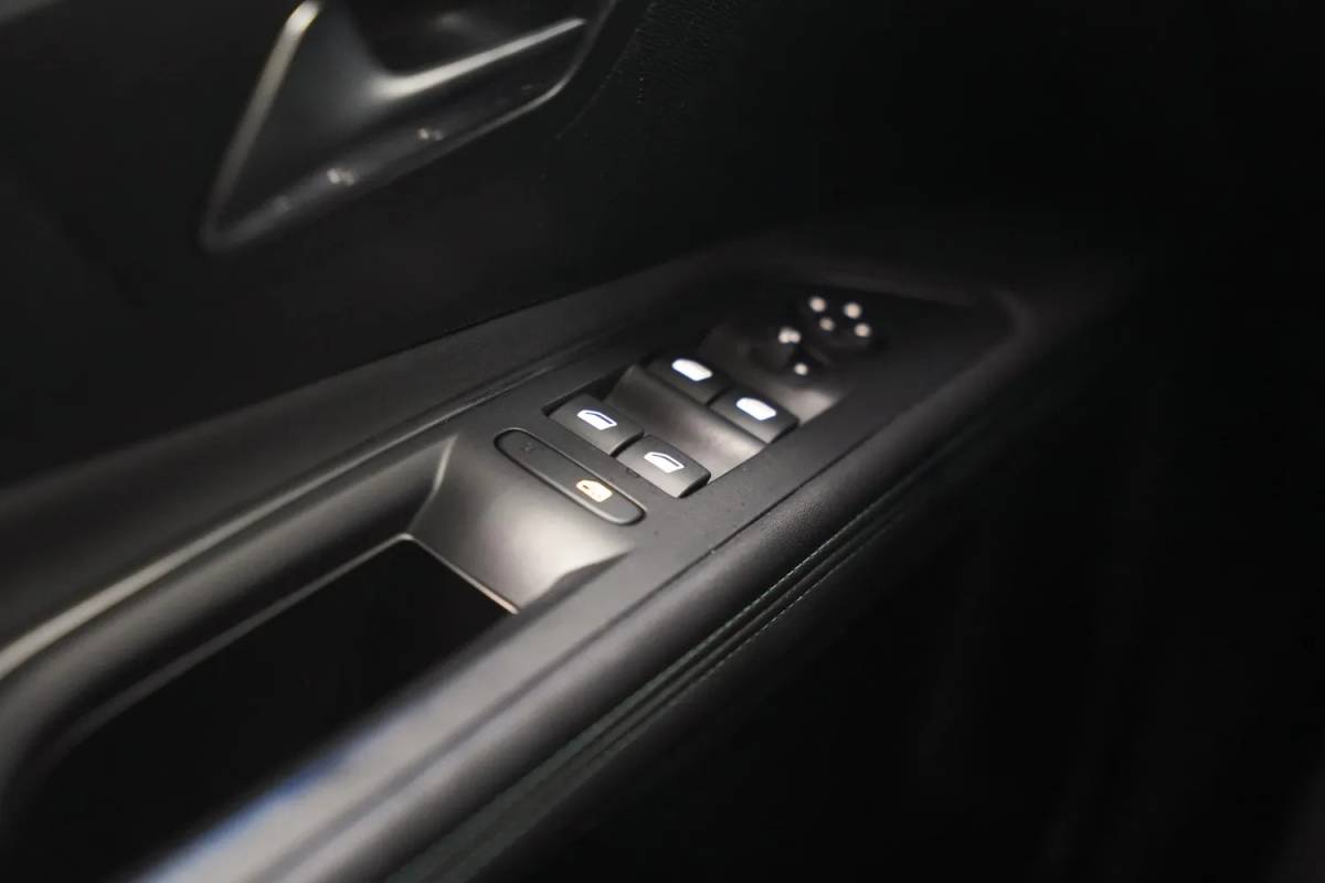 Peugeot 3008 Peugeot 3008 1.6 HYbrid 225pk Allure Aut.[ Clima / ECC Navi Apple / Android Camera ]