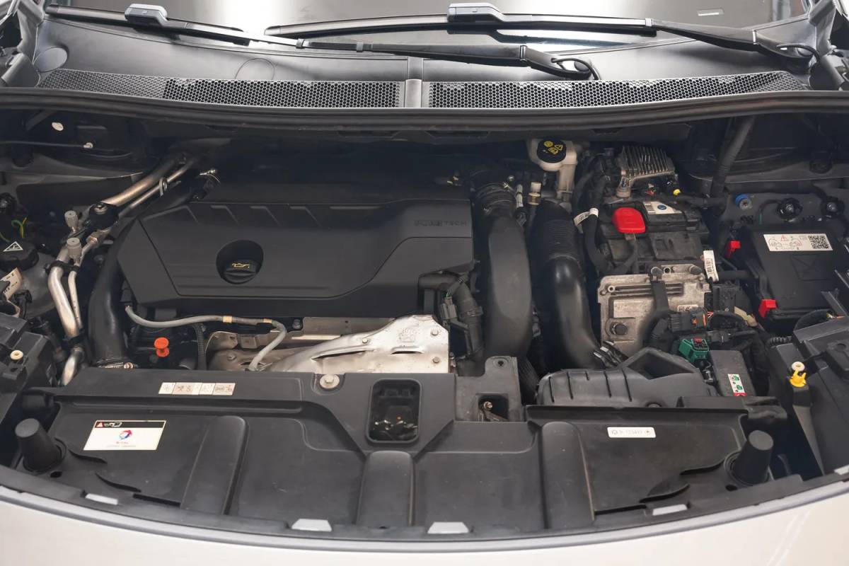 Peugeot 3008 Peugeot 3008 1.6 HYbrid 225pk Allure Aut.[ Clima / ECC Navi Apple / Android Camera ]