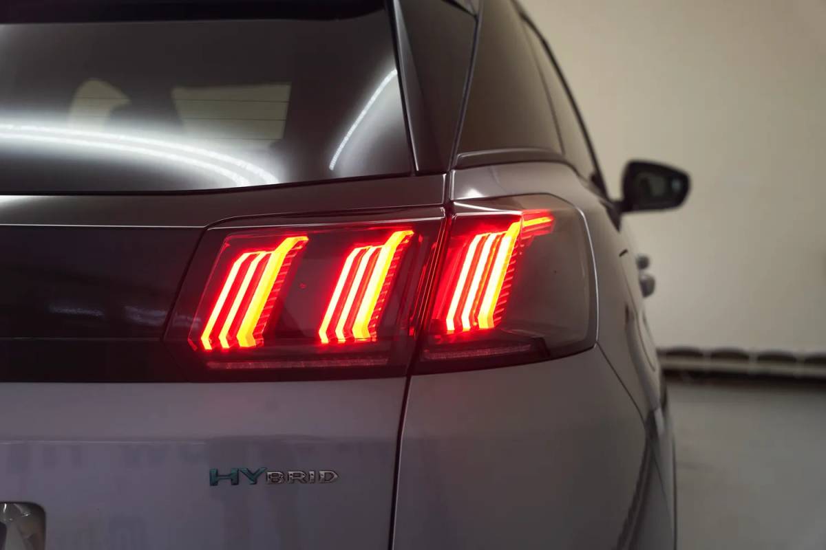 Peugeot 3008 Peugeot 3008 1.6 HYbrid 225pk Allure Aut.[ Clima / ECC Navi Apple / Android Camera ]