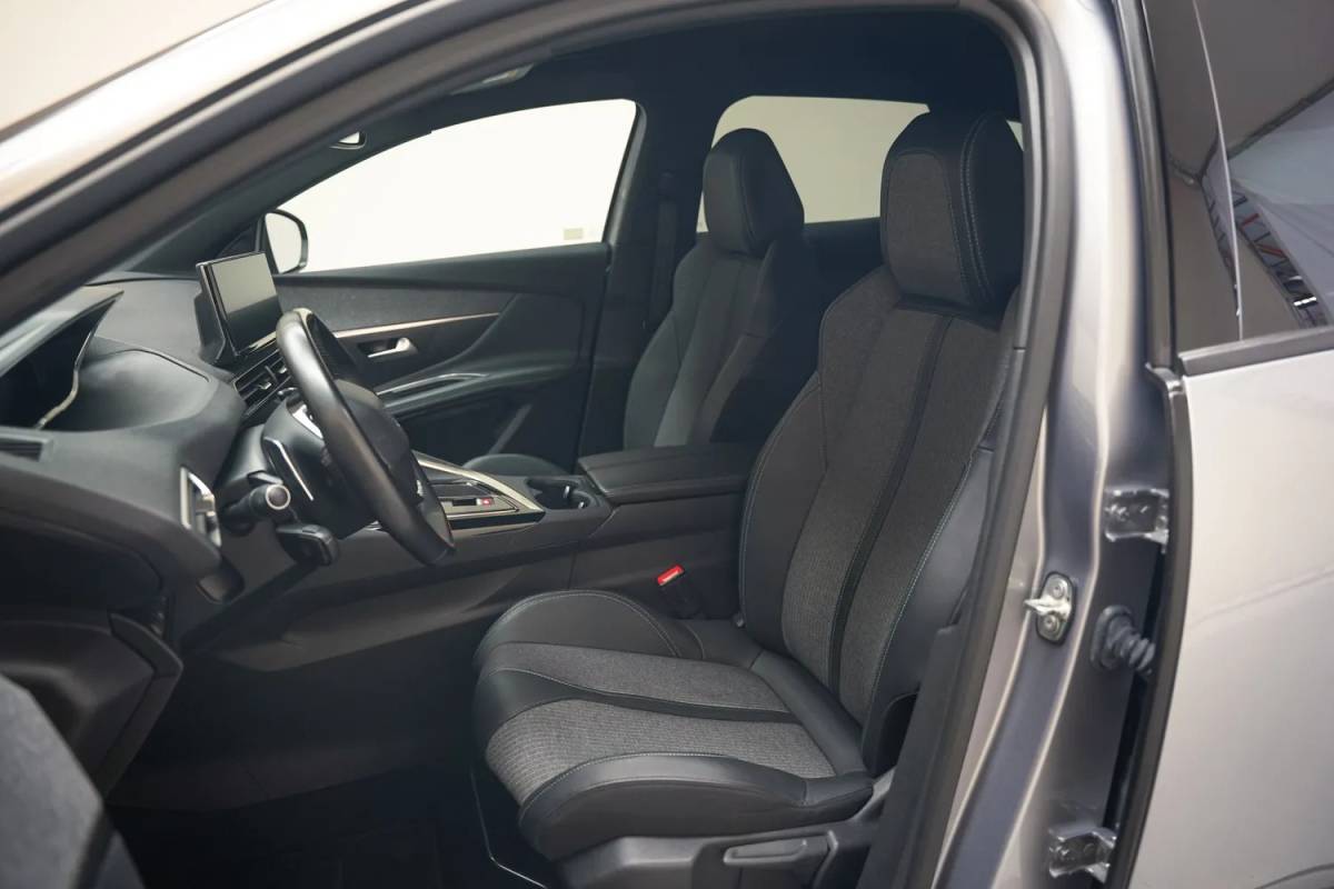 Peugeot 3008 Peugeot 3008 1.6 HYbrid 225pk Allure Aut.[ Clima / ECC Navi Apple / Android Camera ]