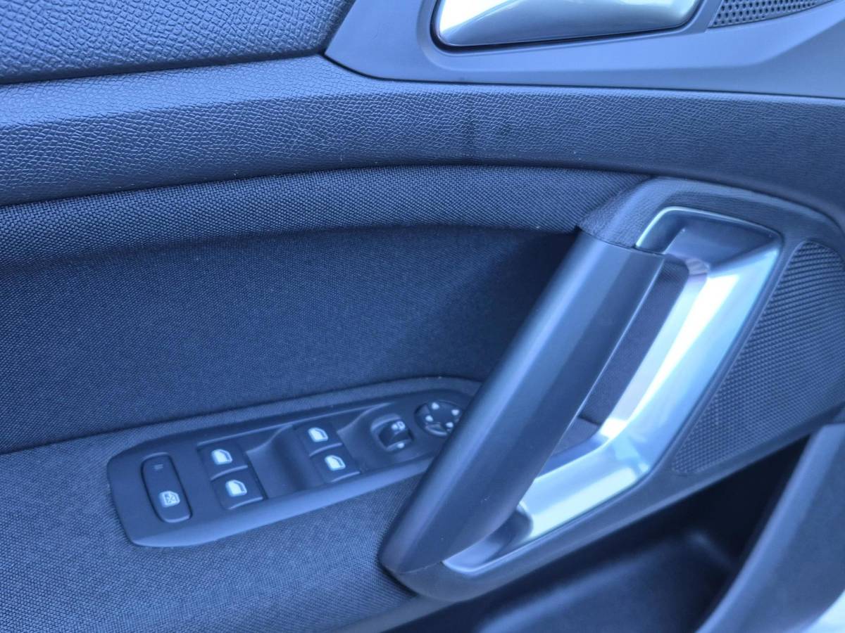 Peugeot 308 Peugeot 308 1.2 PureTech Allure LED/PANO/