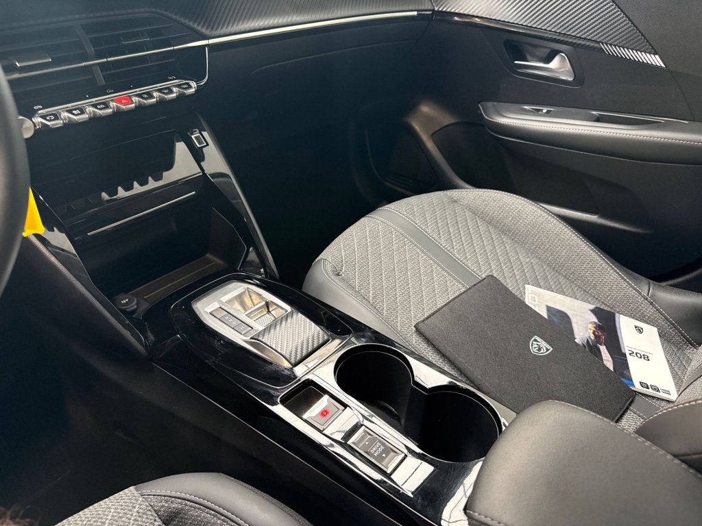 Peugeot 208 Peugeot 208 Hybrid 110 Allure | CarPlay | Sensoren V+A |