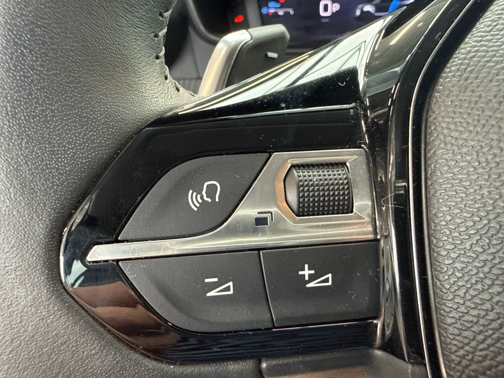 Peugeot 208 Peugeot 208 Hybrid 110 Allure | CarPlay | Sensoren V+A |