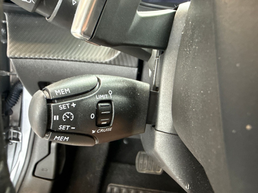 Peugeot 208 Peugeot 208 Hybrid 110 Allure | CarPlay | Sensoren V+A |