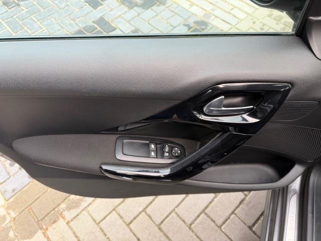 Peugeot 208 Peugeot 208 1.2 PureTech Signature 6 maanden GARANTIE inbegrepen NAVIGATIE