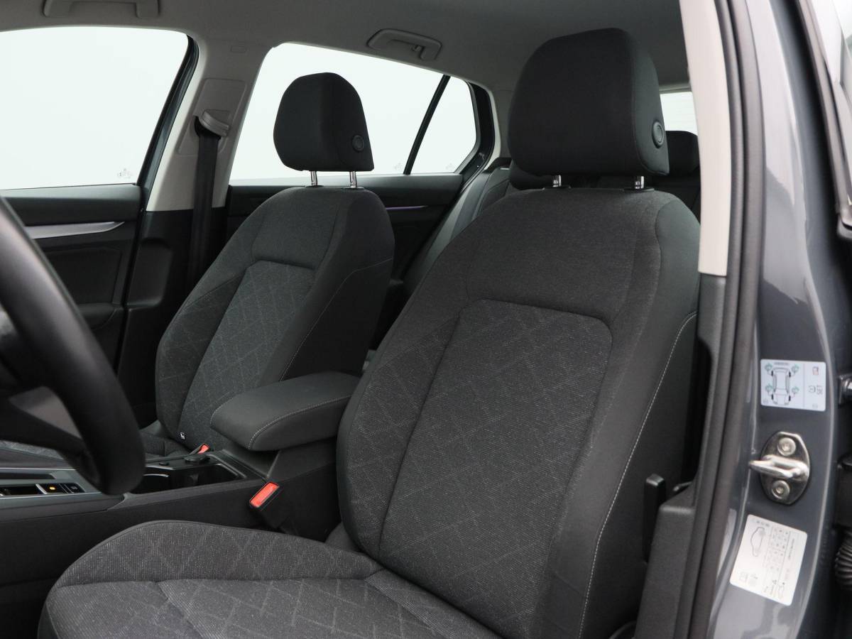 Volkswagen Golf Volkswagen Golf 1.0 eTSi 110 Pk Life | Adaptive Cruise | Camera | Navigatie | Climatronic | 16 Inch | 112.282 Km !!