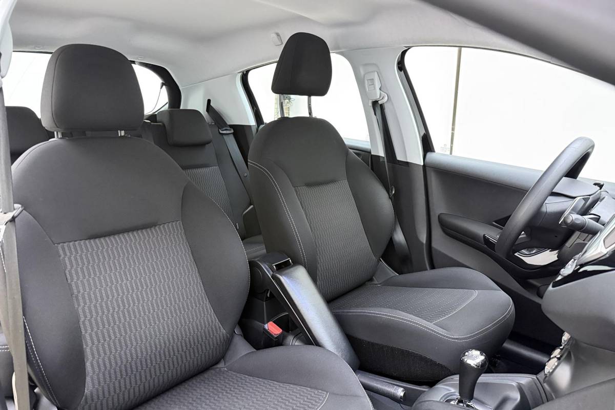 Peugeot 208 Peugeot 208 1.2 PureTech Active | Apple carplay/Android auto | Automaat | Airco | Cruise control | Stuurwiel multifunctioneel |