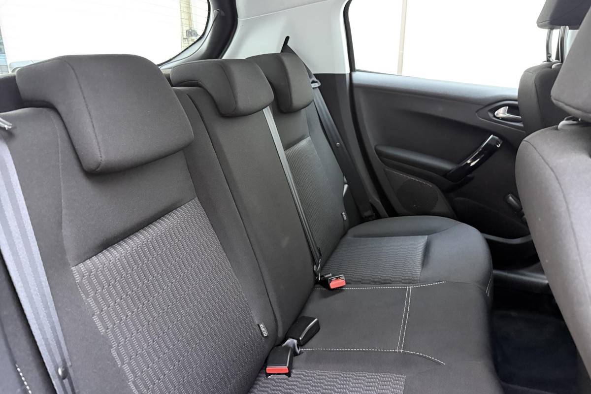 Peugeot 208 Peugeot 208 1.2 PureTech Active | Apple carplay/Android auto | Automaat | Airco | Cruise control | Stuurwiel multifunctioneel |