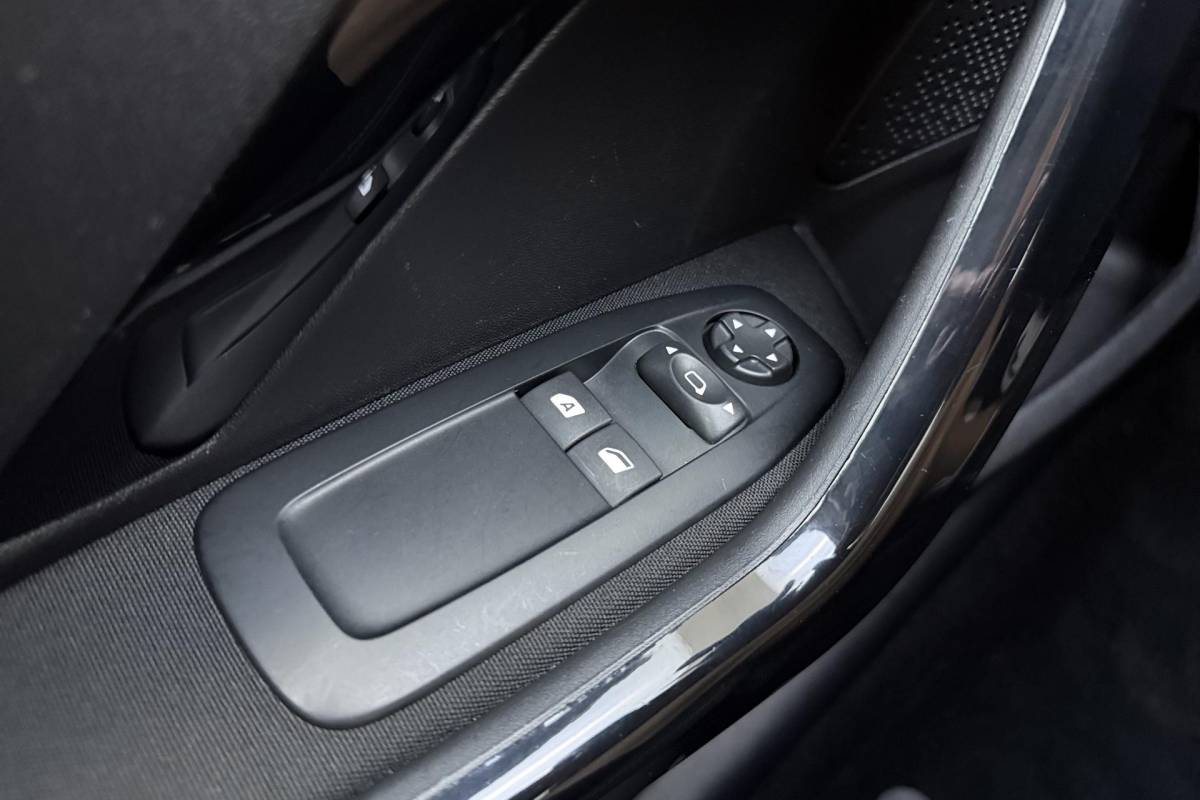 Peugeot 208 Peugeot 208 1.2 PureTech Active | Apple carplay/Android auto | Automaat | Airco | Cruise control | Stuurwiel multifunctioneel |