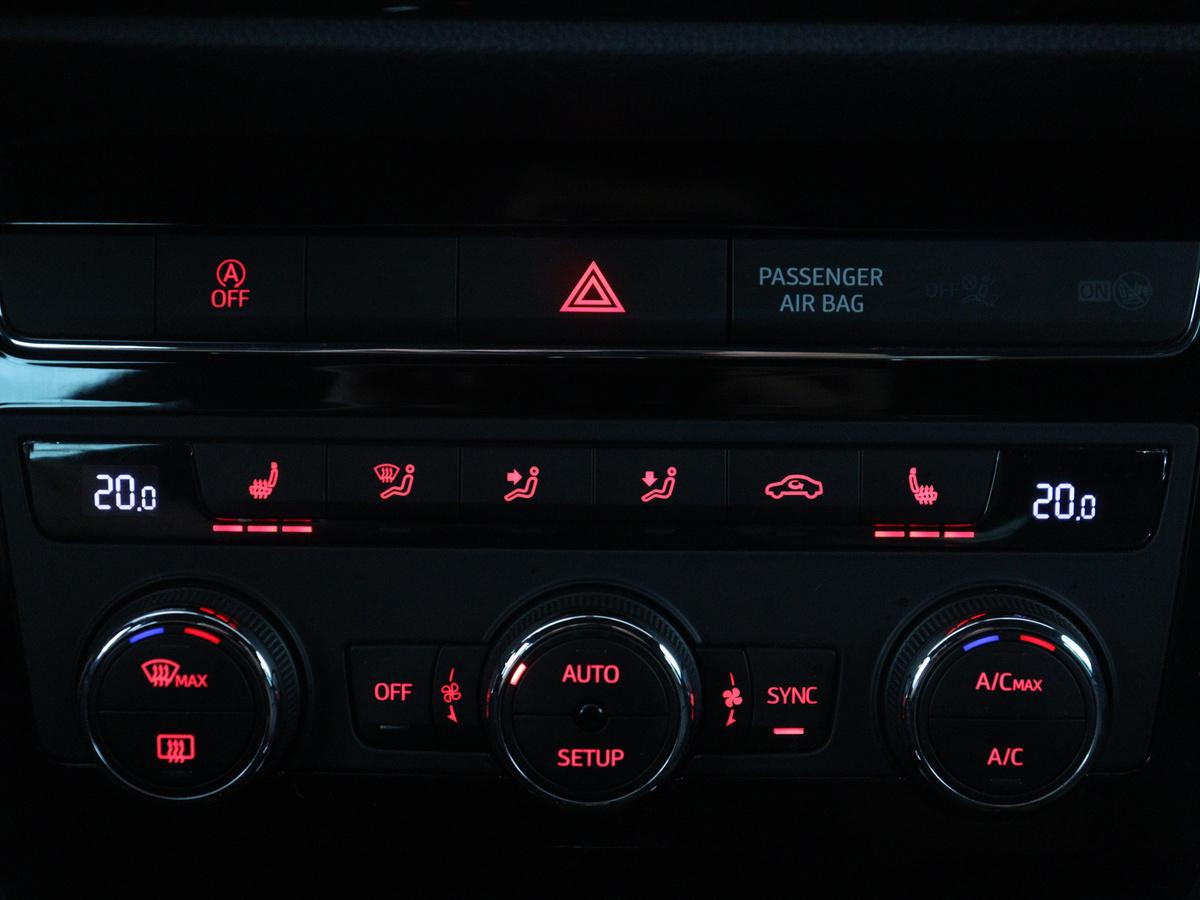 SEAT Ateca SEAT Ateca1.4 EcoTSI FR | Leder | Stoelverwarming | Climate control | Cruise control | Camera | Park assist | Carplay | Seat Sound | Navigatie | Sfeerverlichting