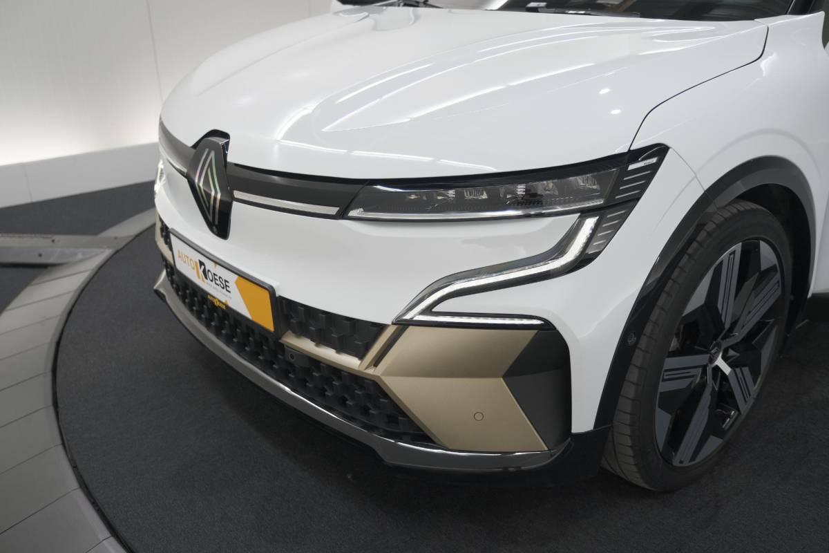 Renault Megane E-Tech Renault Megane E-Tech EV60 Optimum Charge Iconic | 360 Camera | Harman Kardon | Stoelmassage | Dodehoekdetectie | SOH 93,1%