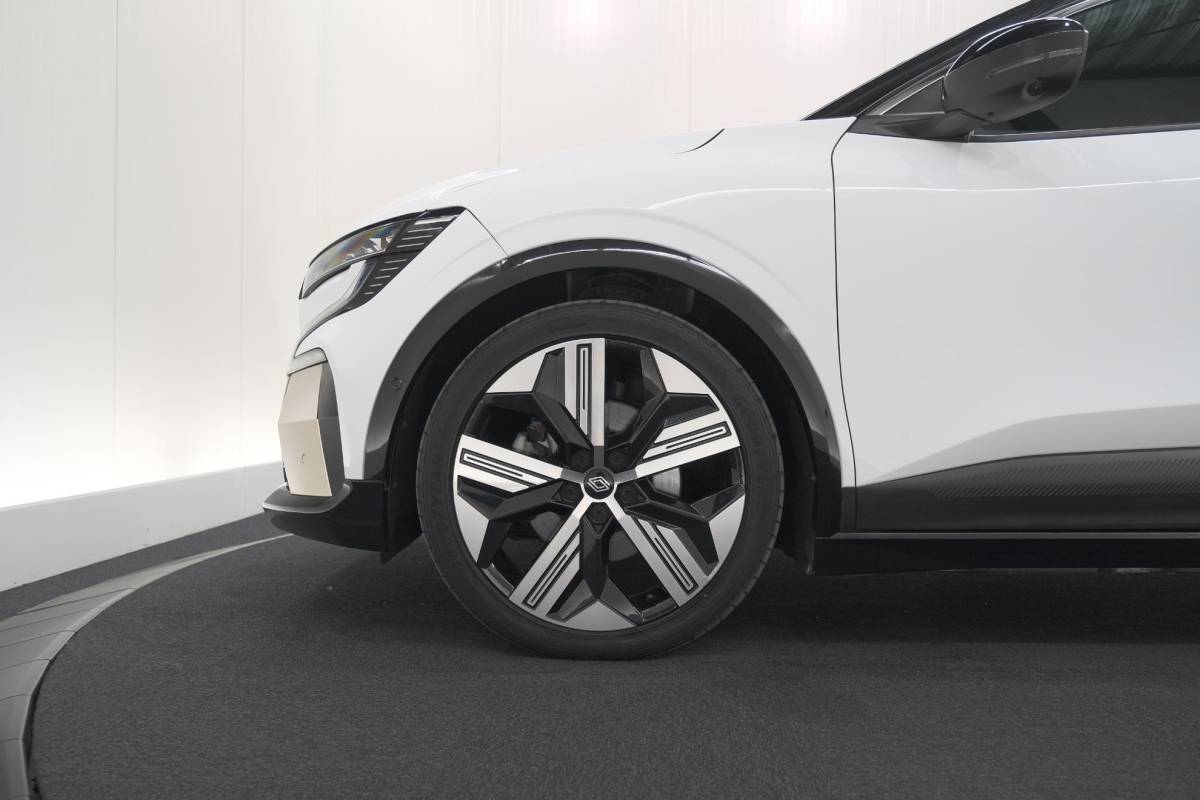 Renault Megane E-Tech Renault Megane E-Tech EV60 Optimum Charge Iconic | 360 Camera | Harman Kardon | Stoelmassage | Dodehoekdetectie | SOH 93,1%