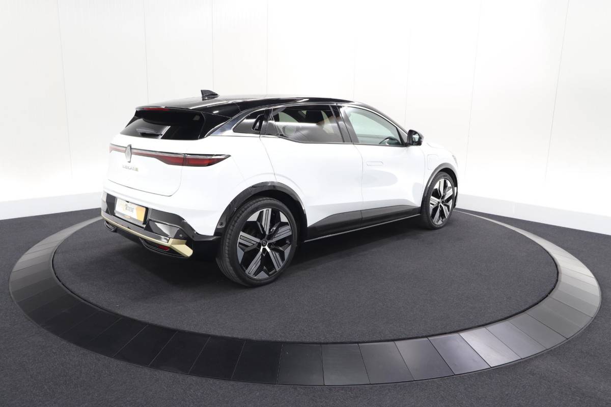 Renault Megane E-Tech Renault Megane E-Tech EV60 Optimum Charge Iconic | 360 Camera | Harman Kardon | Stoelmassage | Dodehoekdetectie | SOH 93,1%