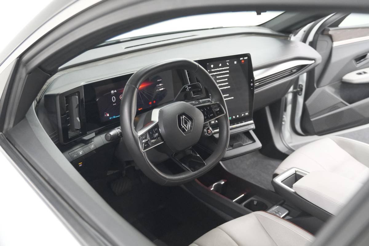 Renault Megane E-Tech Renault Megane E-Tech EV60 Optimum Charge Iconic | 360 Camera | Harman Kardon | Stoelmassage | Dodehoekdetectie | SOH 93,1%