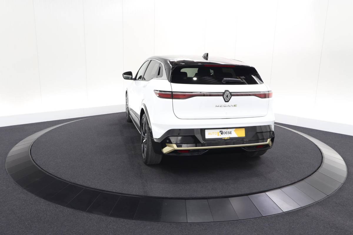 Renault Megane E-Tech Renault Megane E-Tech EV60 Optimum Charge Iconic | 360 Camera | Harman Kardon | Stoelmassage | Dodehoekdetectie | SOH 93,1%