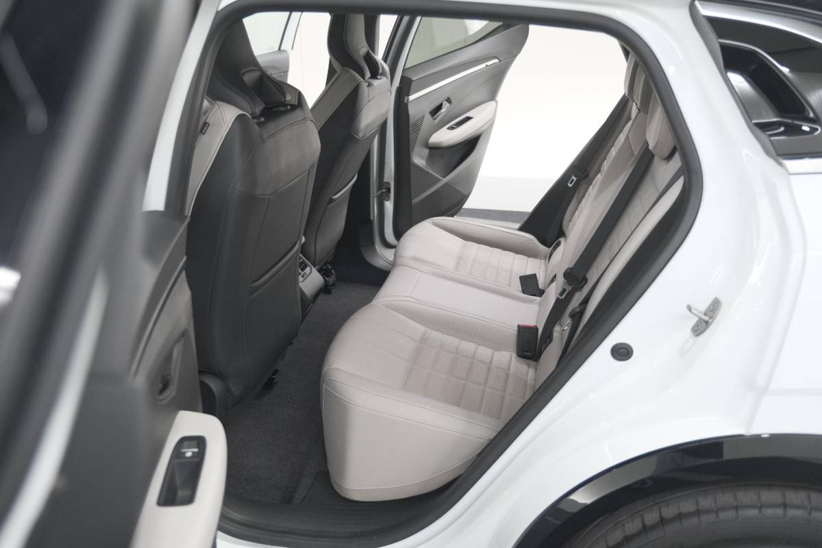 Renault Megane E-Tech Renault Megane E-Tech EV60 Optimum Charge Iconic | 360 Camera | Harman Kardon | Stoelmassage | Dodehoekdetectie | SOH 93,1%