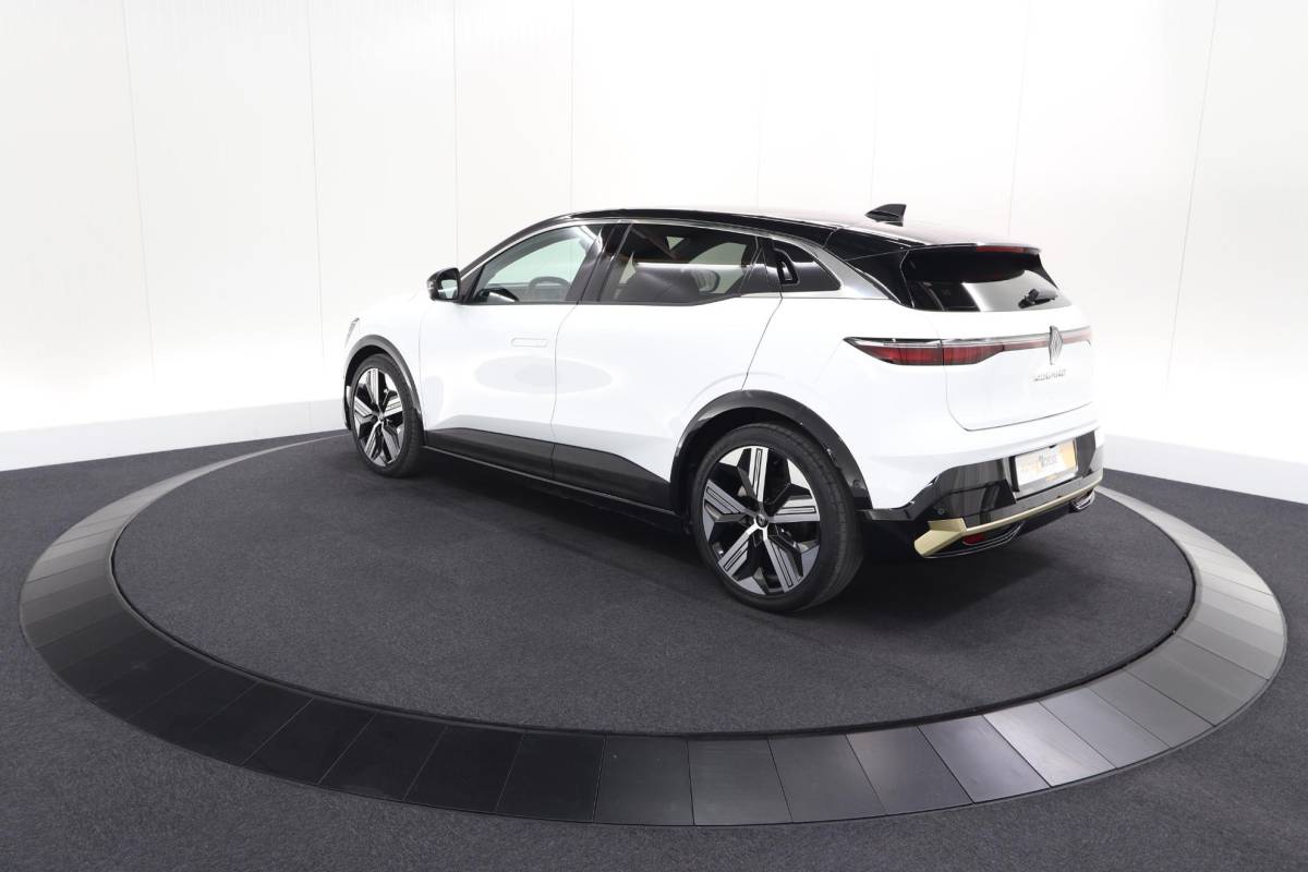 Renault Megane E-Tech Renault Megane E-Tech EV60 Optimum Charge Iconic | 360 Camera | Harman Kardon | Stoelmassage | Dodehoekdetectie | SOH 93,1%