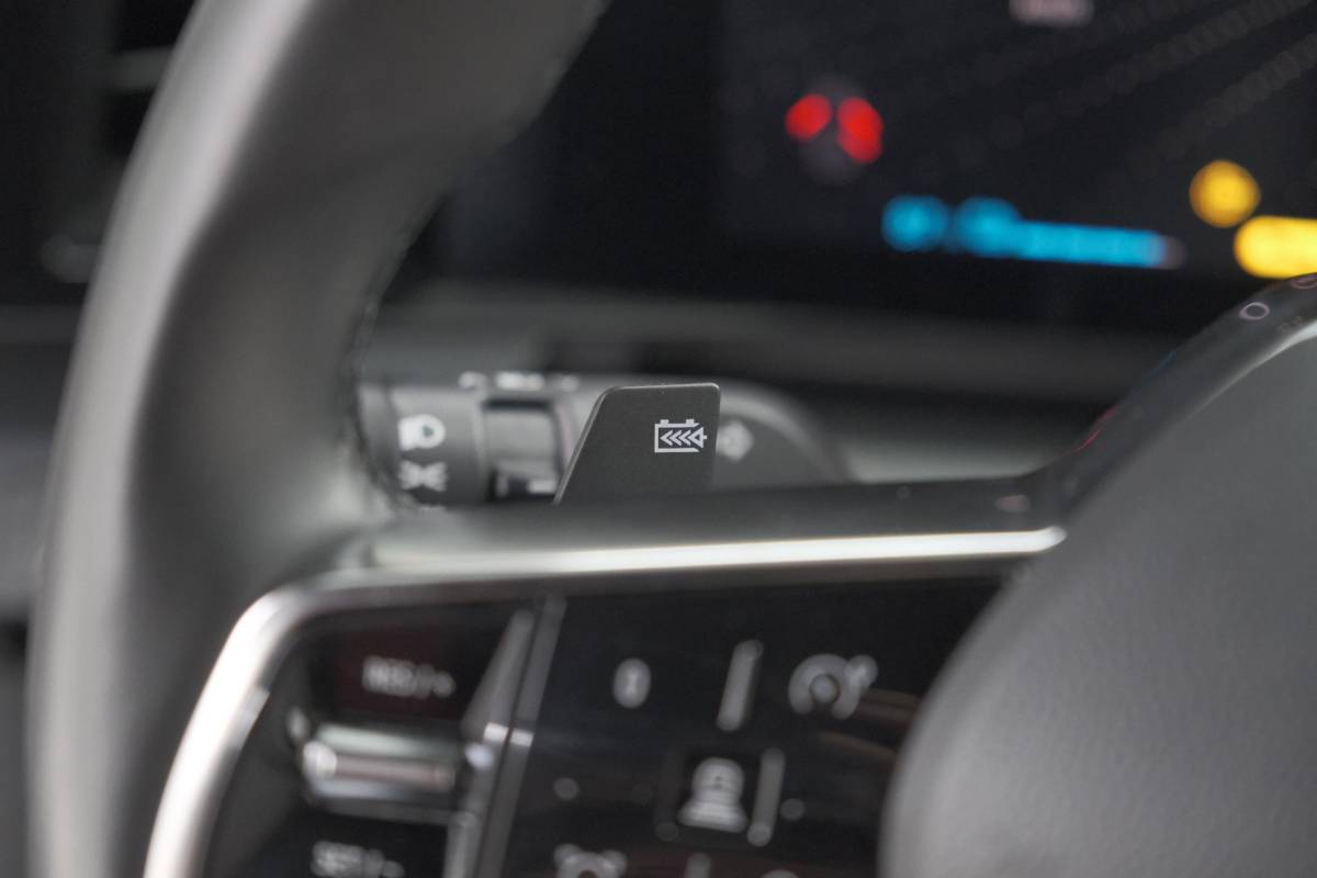 Renault Megane E-Tech Renault Megane E-Tech EV60 Optimum Charge Iconic | 360 Camera | Harman Kardon | Stoelmassage | Dodehoekdetectie | SOH 93,1%