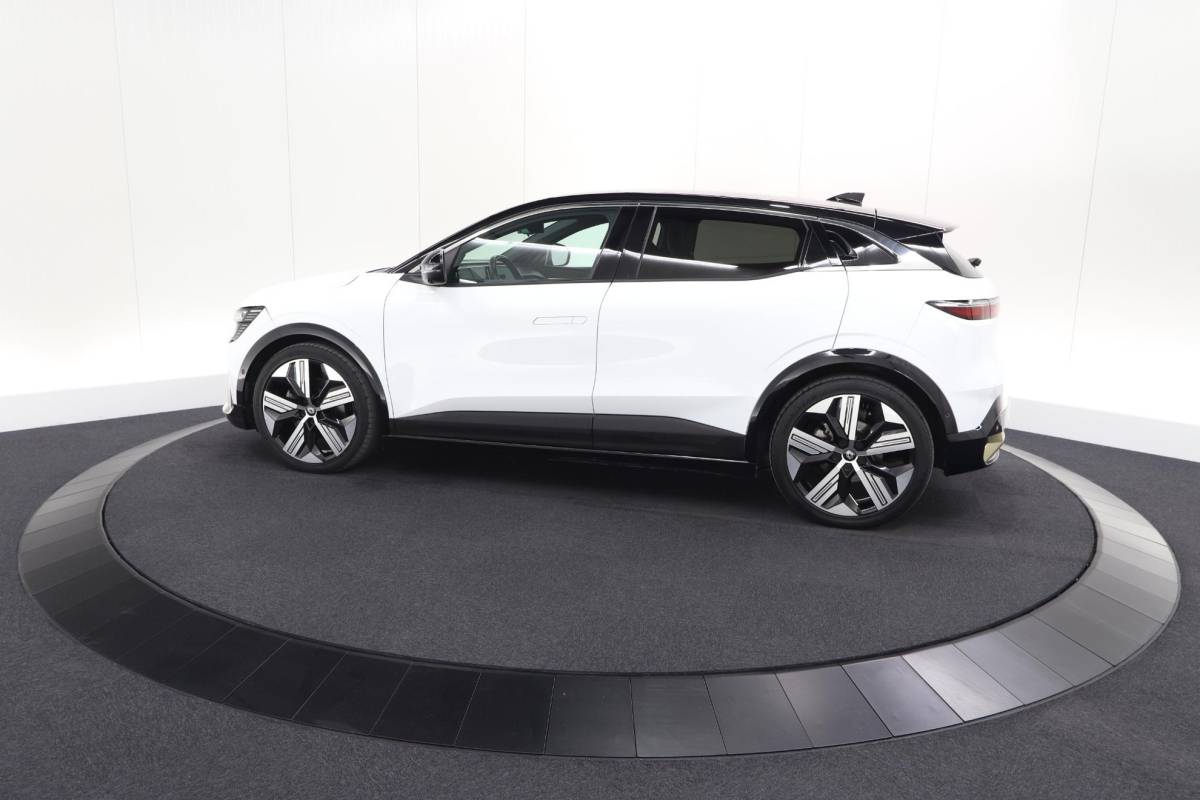 Renault Megane E-Tech Renault Megane E-Tech EV60 Optimum Charge Iconic | 360 Camera | Harman Kardon | Stoelmassage | Dodehoekdetectie | SOH 93,1%