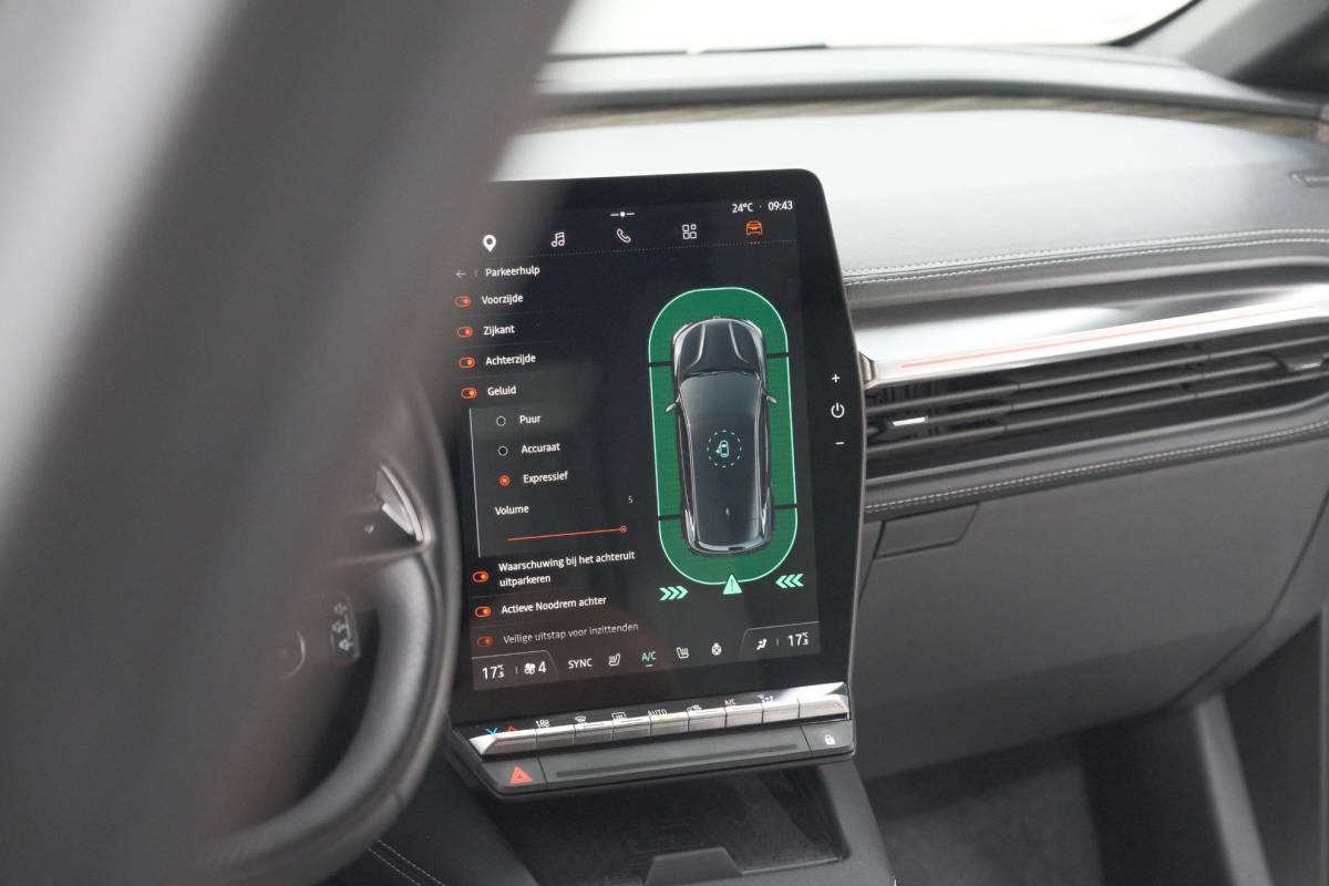 Renault Megane E-Tech Renault Megane E-Tech EV60 Optimum Charge Iconic | 360 Camera | Harman Kardon | Stoelmassage | Dodehoekdetectie | SOH 93,1%