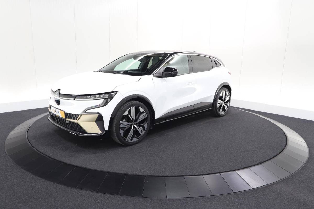 Renault Megane E-Tech Renault Megane E-Tech EV60 Optimum Charge Iconic | 360 Camera | Harman Kardon | Stoelmassage | Dodehoekdetectie | SOH 93,1%