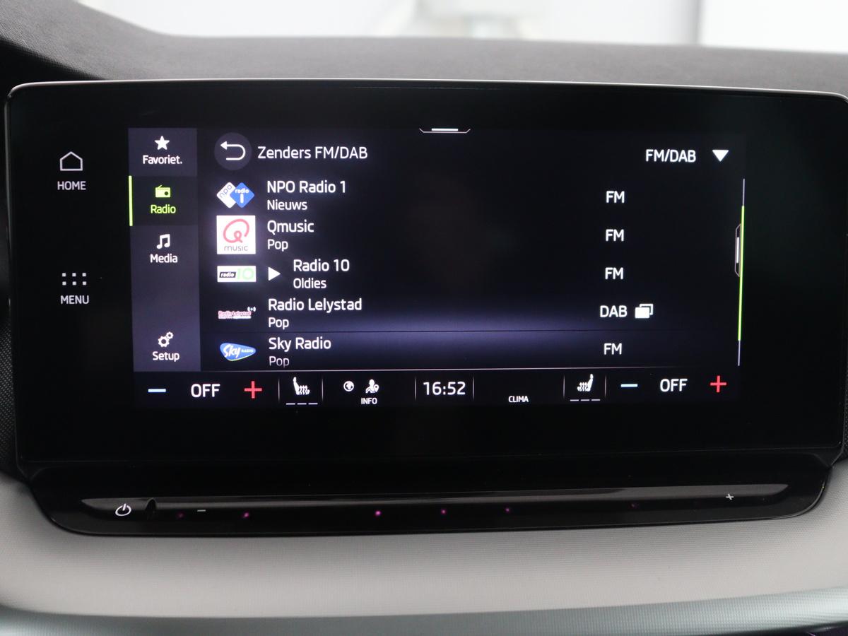 Škoda Octavia Skoda Octavia Combi 1.5 TSI First Edition | Stoelverwarming | Cruise control | Carplay | Sfeerverlichting | Camera | Parkassist | Climate control | Virtueel dashboard | Elektrische achterklep | 18″ velgen
