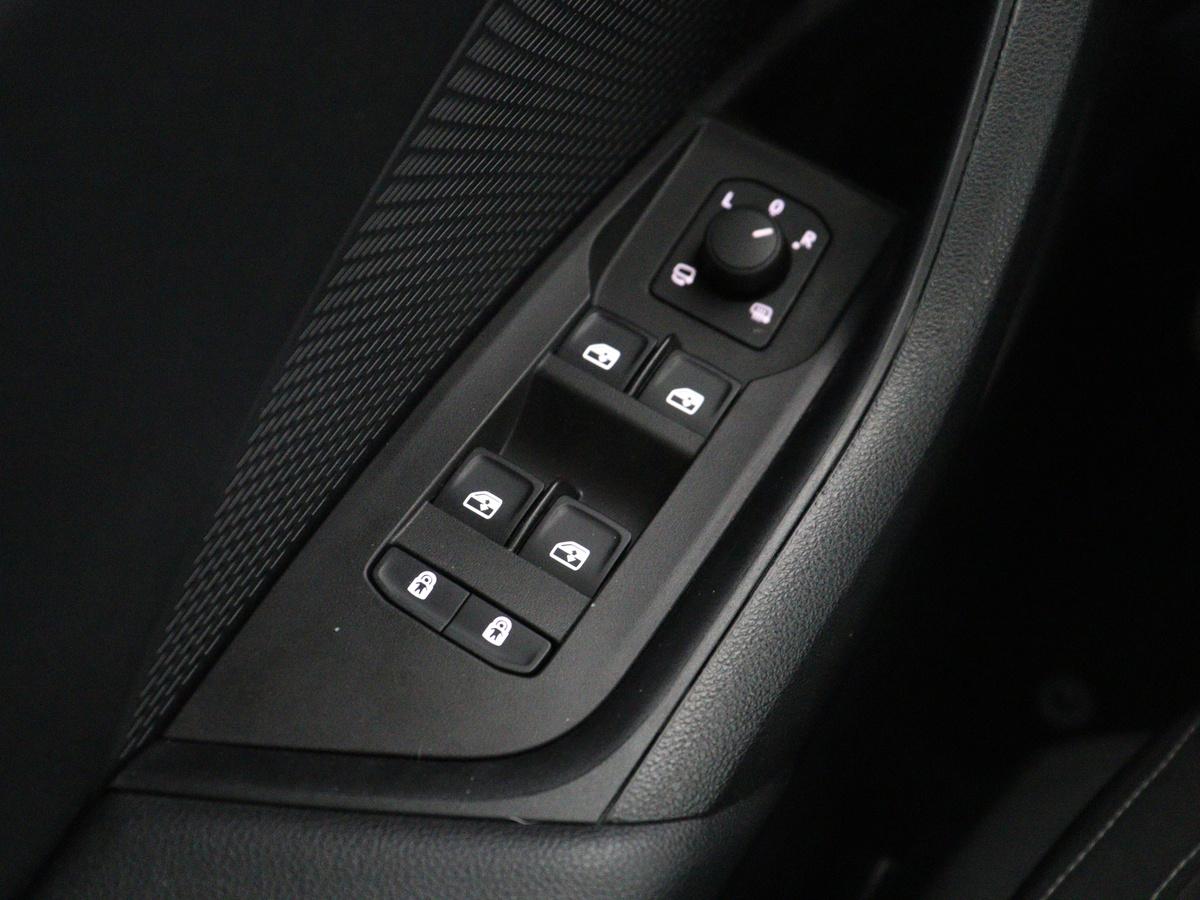 Škoda Octavia Skoda Octavia Combi 1.5 TSI First Edition | Stoelverwarming | Cruise control | Carplay | Sfeerverlichting | Camera | Parkassist | Climate control | Virtueel dashboard | Elektrische achterklep | 18″ velgen
